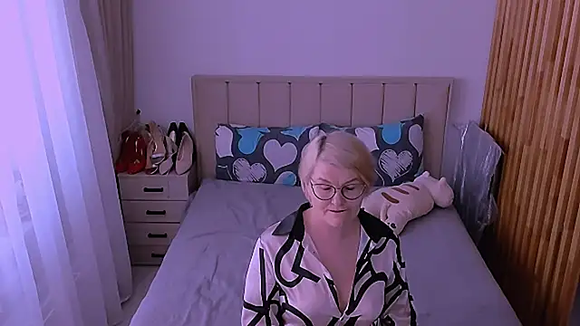 sabrinamacmarren online show from May 19, 2026, 2:57 pm