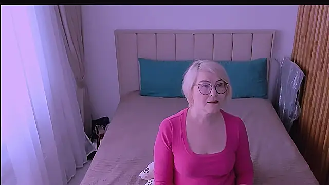 sabrinamacmarren online show from April 30, 2026, 11:39 am