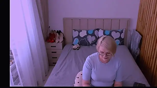sabrinamacmarren online show from May 13, 2026, 2:02 pm