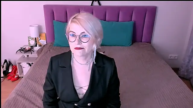 sabrinamacmarren online show from October 31, 2025, 3:19 pm