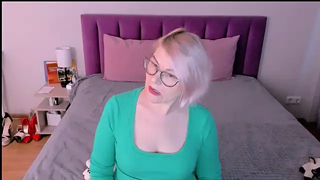 sabrinamacmarren online show from December 1, 2025, 7:31 am