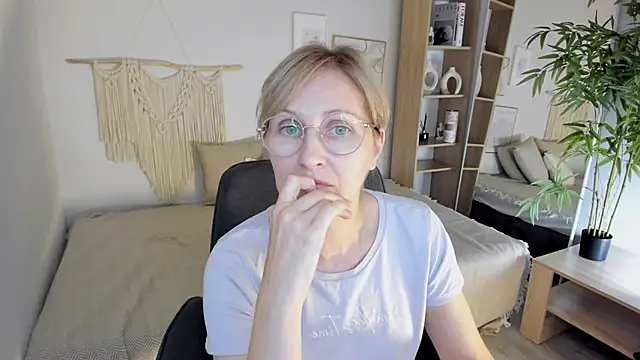 Paris Cherry online show from September 18, 2025, 7:17 pm