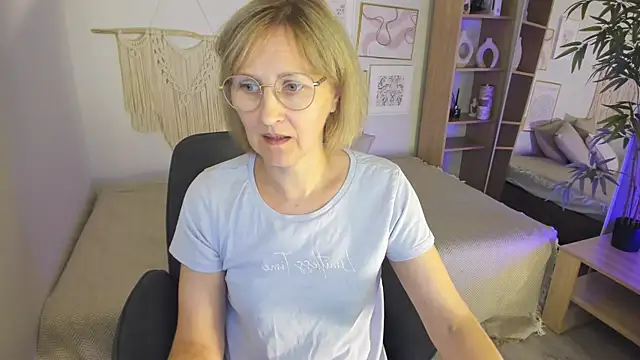 Paris Cherry online show from September 17, 2025, 8:11 pm