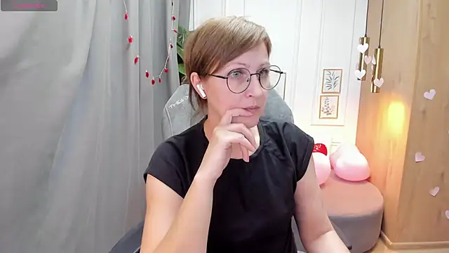 Paris Cherry online show from February 18, 2025, 1:33 pm