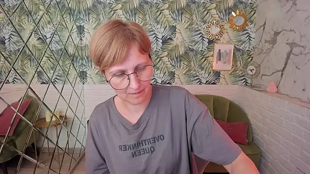 Snapshot of Paris_Cherry chatting on May 30, 2026, 6:02 pm Paris Cherry online show from May 30, 2026, 6:02 pm