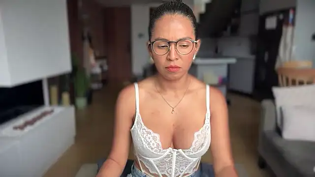 illaroom online show from November 11, 2025, 4:02 pm