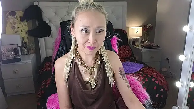 RoxalanaStar online show from July 28, 2026, 8:23 pm