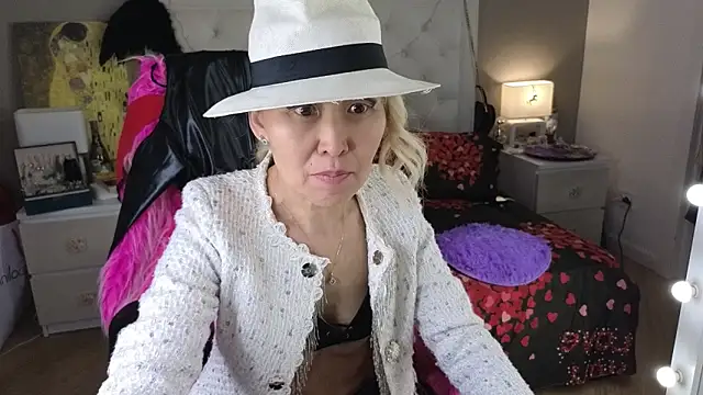 RoxalanaStar online show from June 19, 2026, 10:21 am