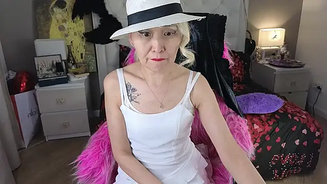 RoxalanaStar online show from June 20, 2026, 9:09 pm