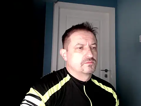 Snapshot of MisterFaithRO chatting on April 21, 2026, 9:43 pm MisterFaithRO online show from April 21, 2026, 9:43 pm