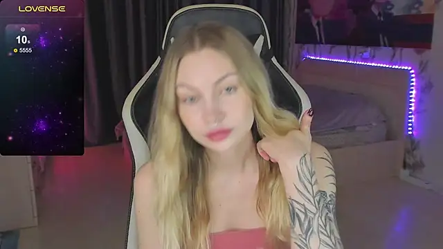 BiMolly online show from March 12, 2025, 11:12 pm