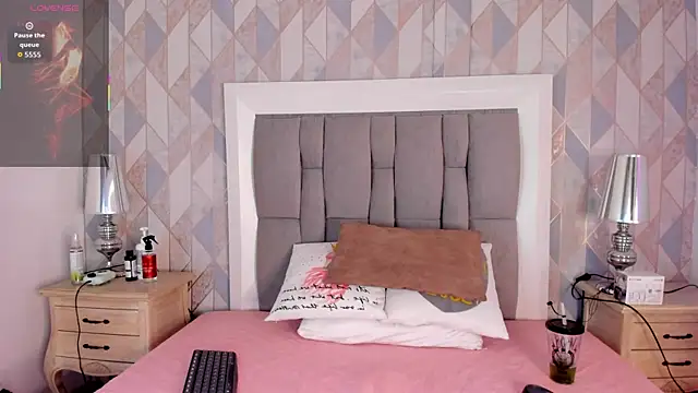 Princsgirl  online show from October 18, 2025, 7:38 pm