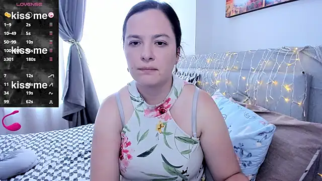 angelaagomez online show from May 5, 2026, 6:33 pm