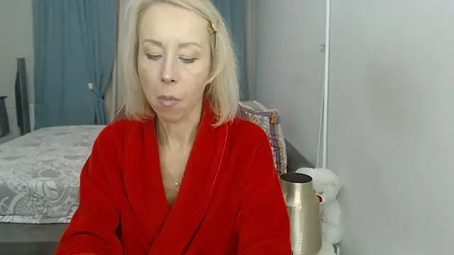 LuxuryNika online show from November 17, 2025, 2:10 pm