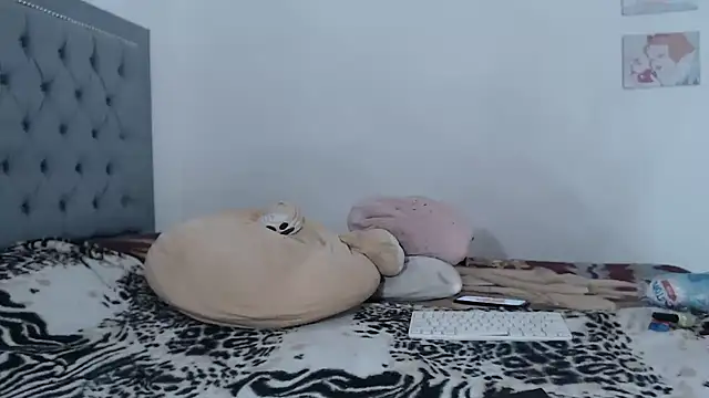 dulce maria x online show from September 18, 2025, 6:33 pm