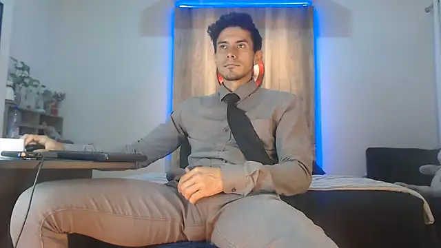 Andrew 4  online show from November 28, 2025, 3:28 am