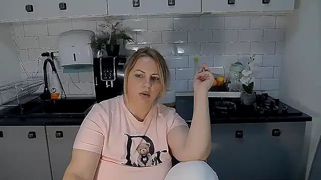 erikaerika online show from October 8, 2025, 9:11 am