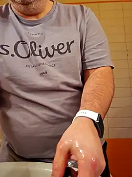 Andrew1900529 online show from November 28, 2025, 8:03 am