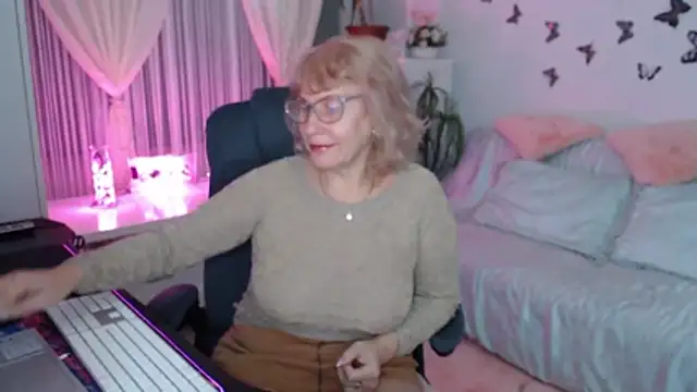 Ghertrude52 online show from November 7, 2025, 4:06 am