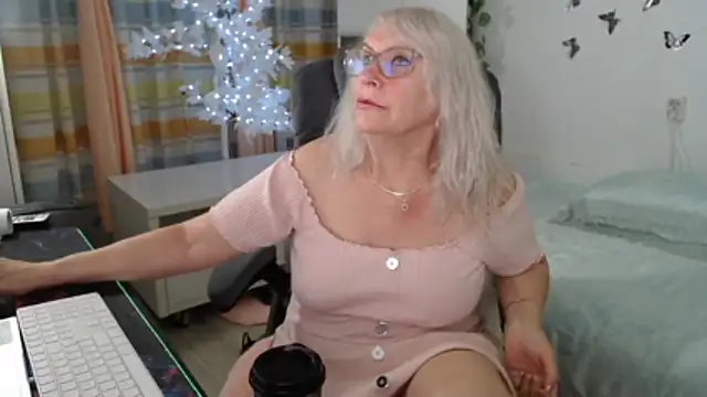 Snapshot of Ghertrude52 chatting on June 14, 2026, 5:30 am Ghertrude52 online show from June 14, 2026, 5:30 am