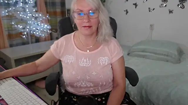 Snapshot of Ghertrude52 chatting on June 19, 2026, 4:18 am Ghertrude52 online show from June 19, 2026, 4:18 am