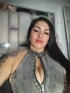 chelaqueen  online show from June 20, 2026, 1:43 am
