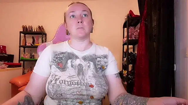 kisicaxx online show from October 29, 2025, 5:56 pm