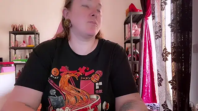 kisicaxx online show from May 6, 2026, 1:48 pm