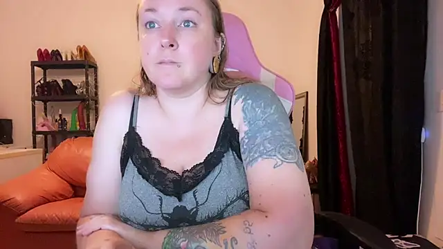 kisicaxx online show from September 19, 2025, 6:45 pm