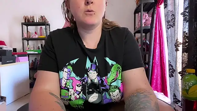 kisicaxx online show from April 29, 2026, 2:32 pm