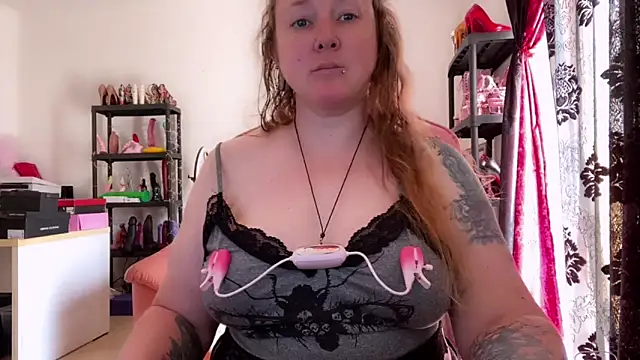 kisicaxx online show from May 5, 2026, 9:12 am