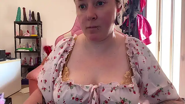 kisicaxx online show from August 6, 2026, 8:53 am