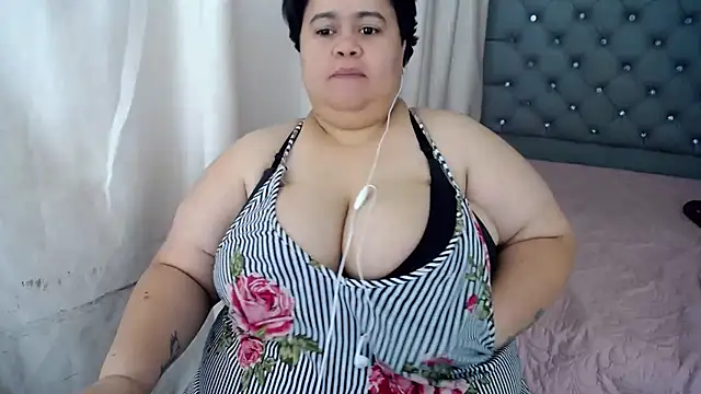 Snapshot of hotlesby4uxxx chatting on December 17, 2024, 4:43 pm hotlesby4uxxx online show from December 17, 2024, 4:43 pm