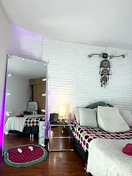 hollythomson online show from October 3, 2025, 11:23 am