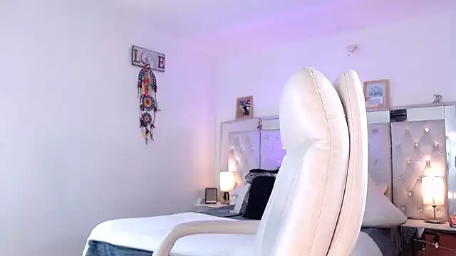 hollythomson online show from March 3, 2025, 8:32 pm