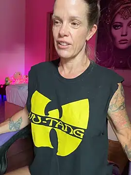 Snapshot of mommyselenafit_ chatting on March 6, 2026, 10:10 am mommyselenafit online show from March 6, 2026, 10:10 am