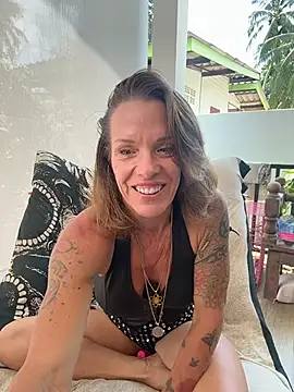 Snapshot of mommyselenafit_ chatting on March 21, 2026, 6:47 am mommyselenafit online show from March 21, 2026, 6:47 am