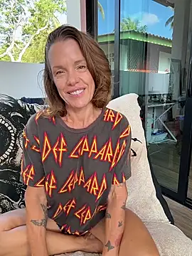 Snapshot of mommyselenafit_ chatting on March 10, 2026, 2:15 am mommyselenafit online show from March 10, 2026, 2:15 am