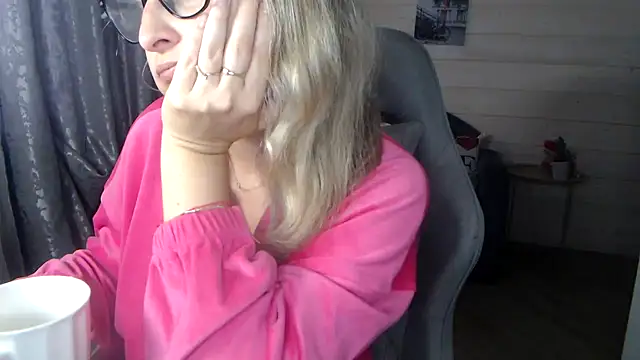 RubiLakros online show from September 20, 2025, 11:04 am