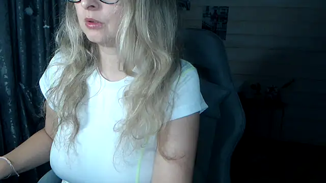 RubiLakros online show from November 26, 2025, 8:09 pm