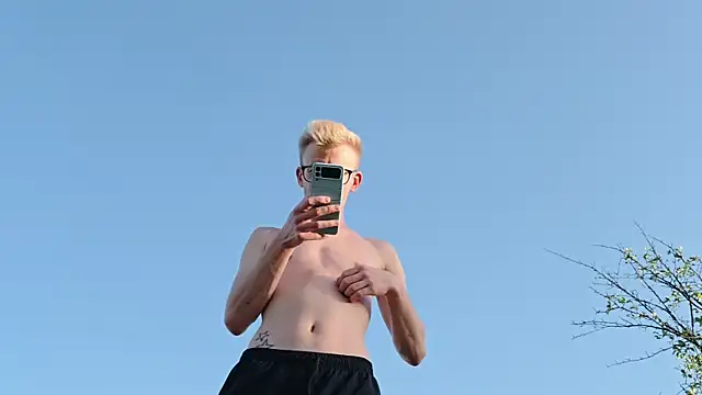 Snapshot of Vuitton chatting on June 27, 2026, 4:57 pm Vuitton online show from June 27, 2026, 4:57 pm