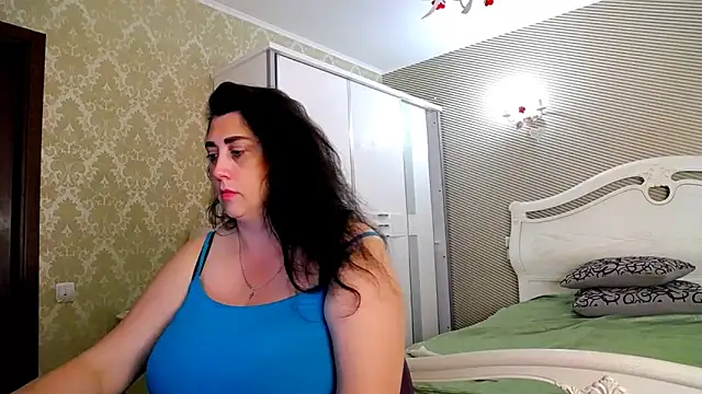 Evelyn Shy online show from June 18, 2026, 8:35 am