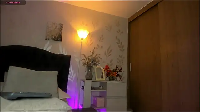 alejandrarosse   online show from April 28, 2026, 8:46 pm