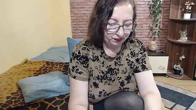 EvelyneFlirtyMilf online show from July 12, 2026, 4:24 am