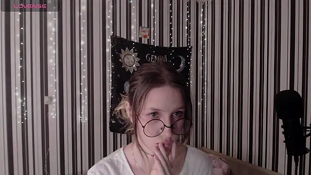  Hanna Moon  online show from October 12, 2025, 1:12 pm