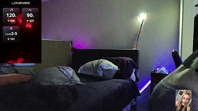Blondiewithanass online show from July 27, 2026, 4:19 am