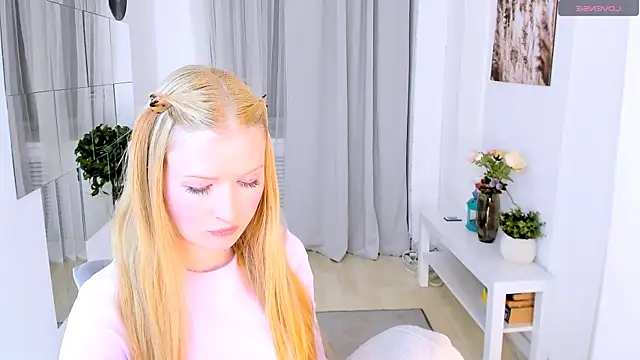 Laly Peach online show from October 7, 2025, 4:08 pm