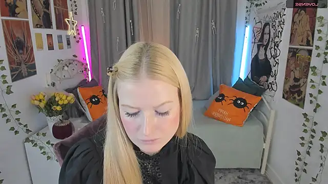 Laly Peach online show from October 28, 2025, 12:15 pm