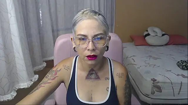 Snapshot of moon_cat85 chatting on June 17, 2026, 3:00 pm moon cat85 online show from June 17, 2026, 3:00 pm