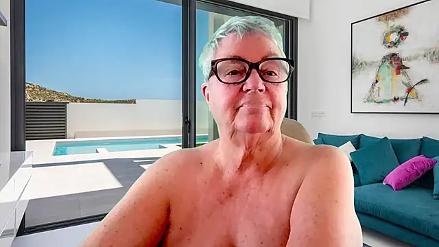 GrannyChrissy68 online show from June 14, 2026, 1:23 pm